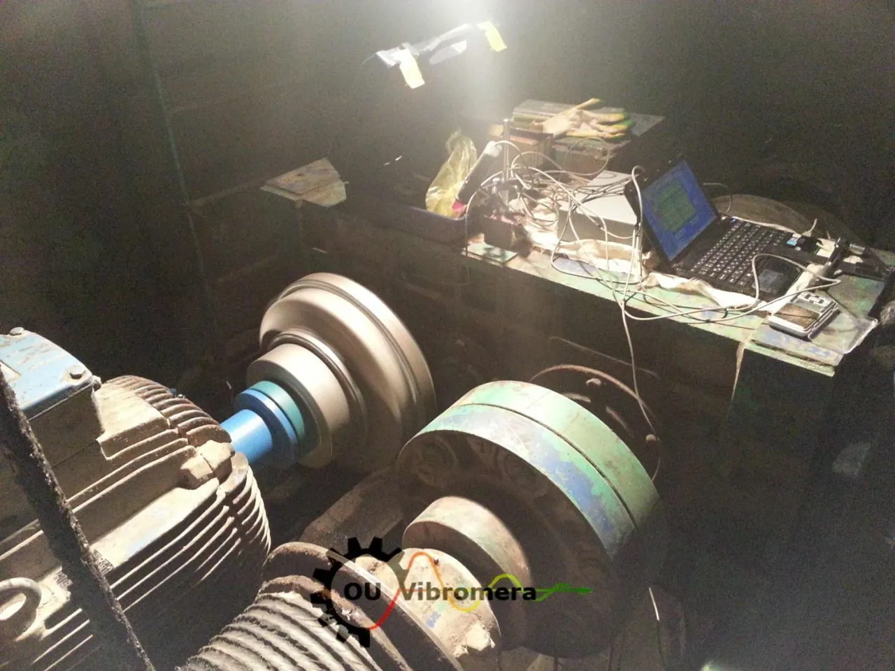Técnico usando el vibrómetro Balanset-1A para medir la vibración de un acoplamiento antes del equilibrado