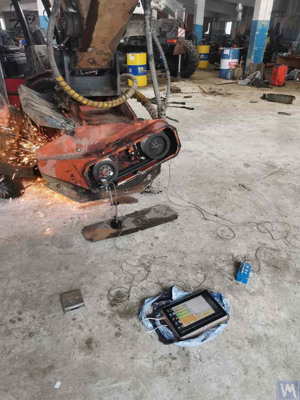 Equilibrado de un rotor de desbrozadora forestal en un banco especializado con sensores