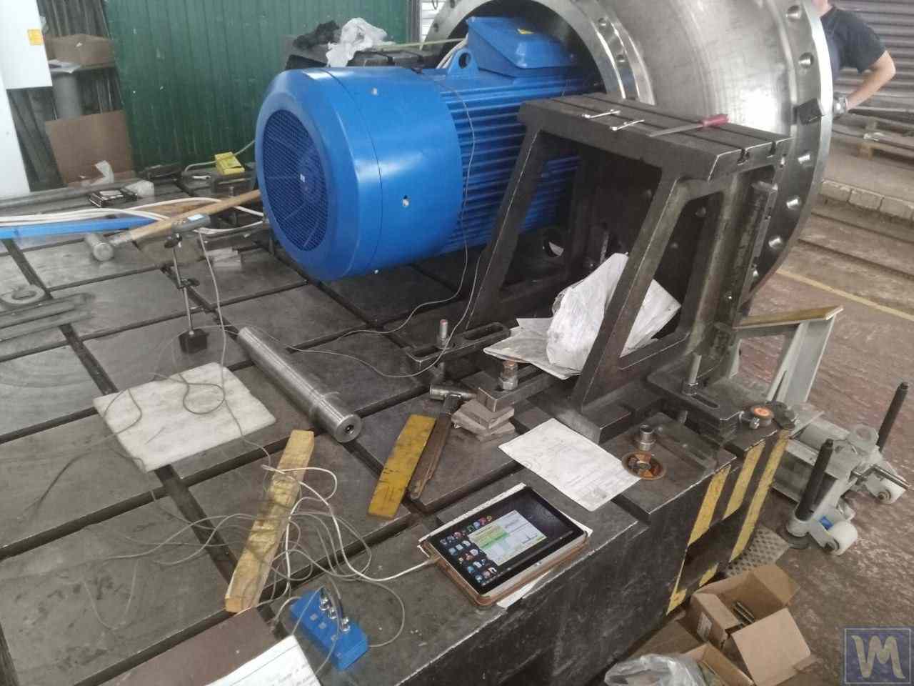 Equilibrado de un ventilador industrial: sensores de vibración montados, tacómetro láser y tableta con el software de diagnóstico
