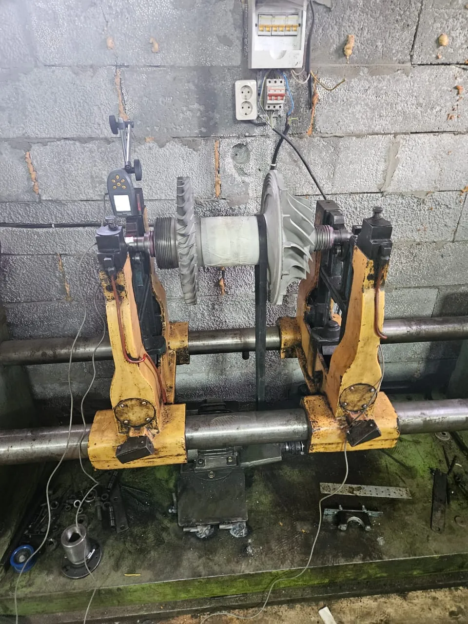 Bancada de equilibrado modernizada con Balanset-1A OEM trabajando sobre un rotor.