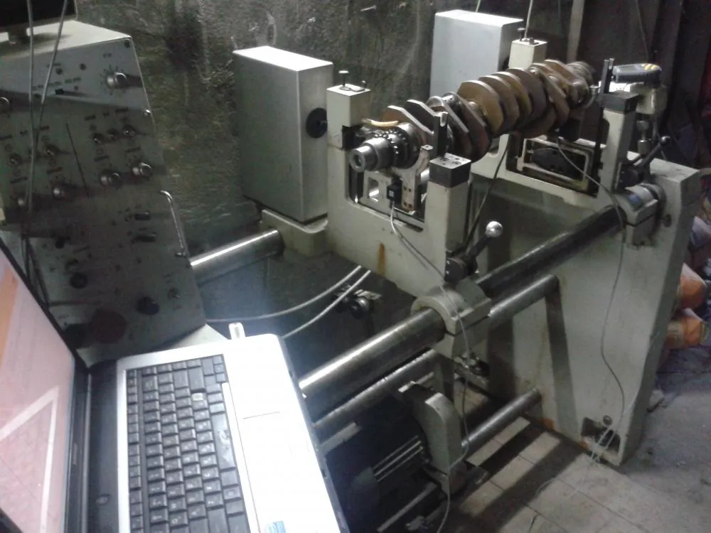 Modernización de una bancada Schenck antigua con Balanset-1A OEM para el equilibrado de un cigüeñal.
